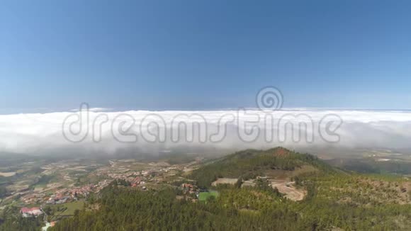 鸟瞰特内里费的小镇阳光明媚的日子飞过云层西班牙加那利群岛视频的预览图