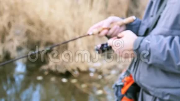 渔夫在河的岸边钓到一条鱼视频的预览图