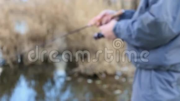 渔夫在河的岸边钓到一条鱼视频的预览图