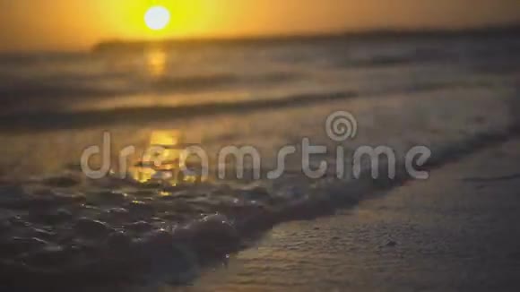 夕阳背景下的海沫视频的预览图