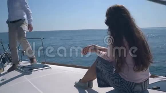 一对情侣坐在游艇上视频的预览图