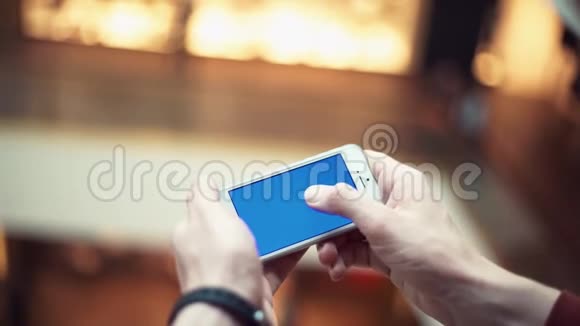 在购物中心使用蓝色屏幕的智能手机视频的预览图
