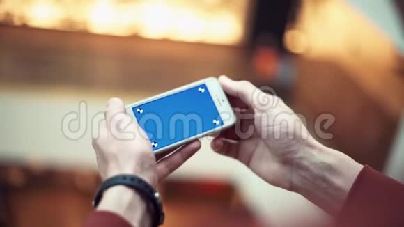 在商场里使用蓝屏智能手机的男性手臂视频的预览图