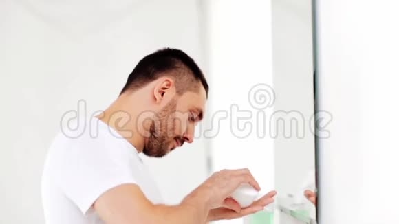 快乐男人在浴室用后水洗脸视频的预览图