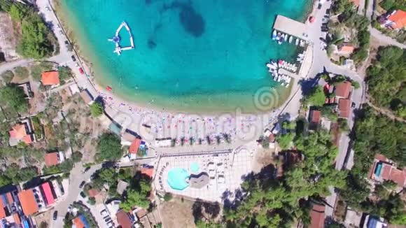 在克罗地亚索塔岛白沙湾的旅游公寓上空飞行视频的预览图