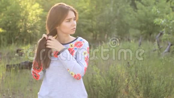 乌克兰刺绣户外女孩视频的预览图