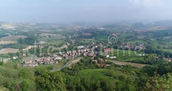 青山之间山谷中的一个小镇从上面俯瞰从空中俯瞰全景欧洲视频的预览图