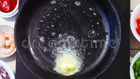 煎锅在厨房顶部融化黄油视频的预览图