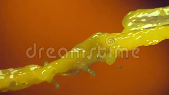 橘片落入橙汁之流视频的预览图