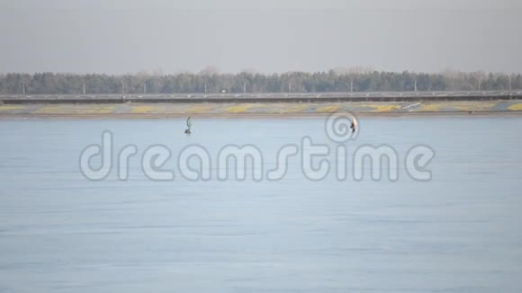两名冬季渔民在冷冻储水池散步视频的预览图