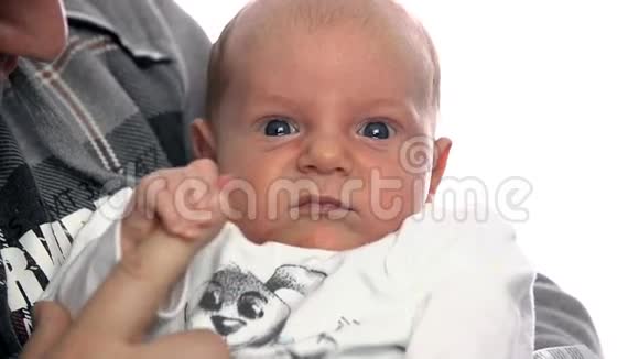 新生儿握住父亲的手指缓慢的白色背景视频的预览图