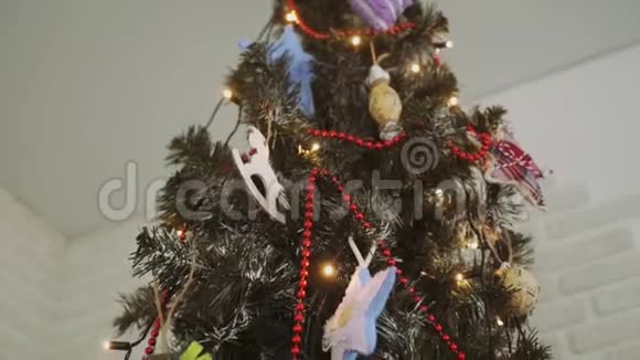 家居装饰圣诞树圣诞球视频的预览图