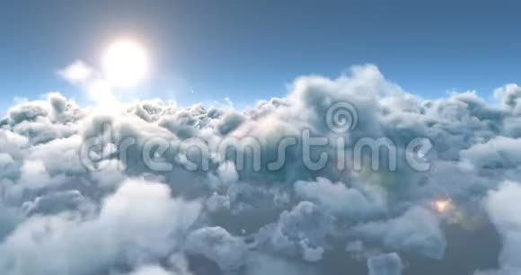 白色蓬松的云彩和明亮的太阳视频的预览图