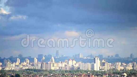 云层和阴影在基辅上空移动的时间视频的预览图