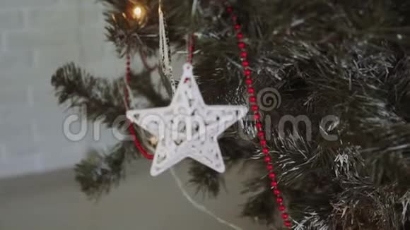 家居装饰圣诞树圣诞球视频的预览图