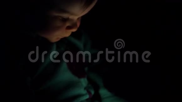 可爱的宝宝睡后玩智能手机4K视频的预览图