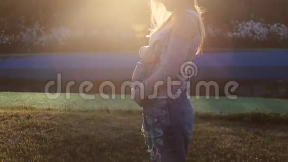 夏日自然草地上的孕妇日落时分视频的预览图