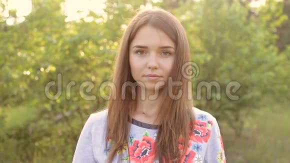 乌克兰刺绣户外女孩视频的预览图