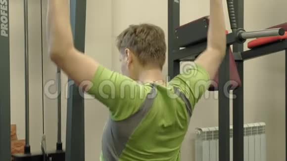 超重的人在健身房里共用上半身健身健康的生活方式视频的预览图
