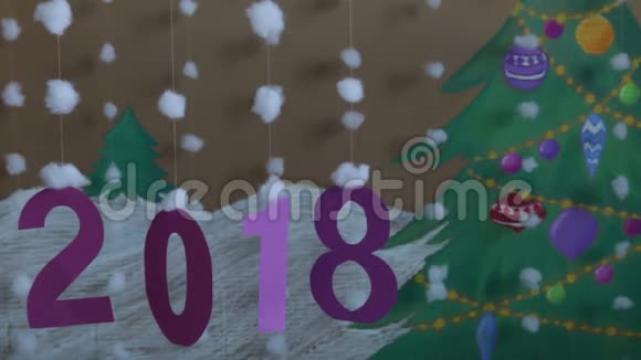 2018年新年在一棵彩绘的圣诞树和雪的背景下视频的预览图