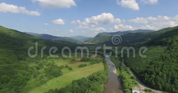 雄伟的4K山脉空中视频的预览图