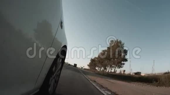 在日落城开车道路上的车轮景观视频的预览图