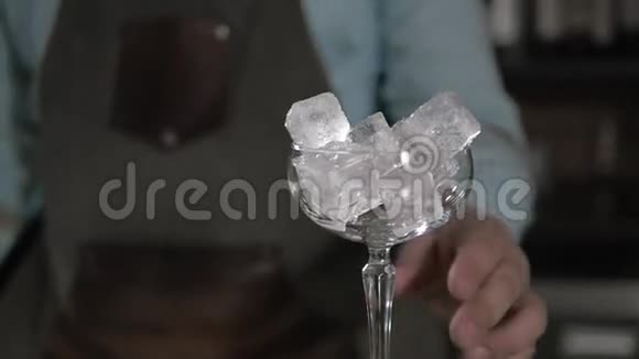 酒保把碎冰和玻璃放在摇床上视频的预览图