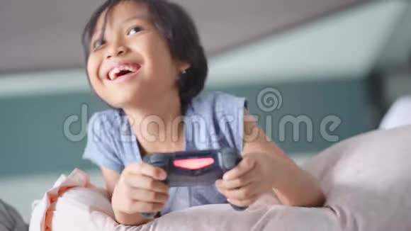 快乐的小女孩玩游戏控制台视频的预览图