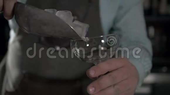 酒保把碎冰和玻璃放在摇床上视频的预览图