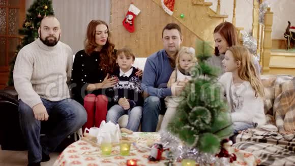 圣诞派对中幸福的家庭出现了大拇指视频的预览图