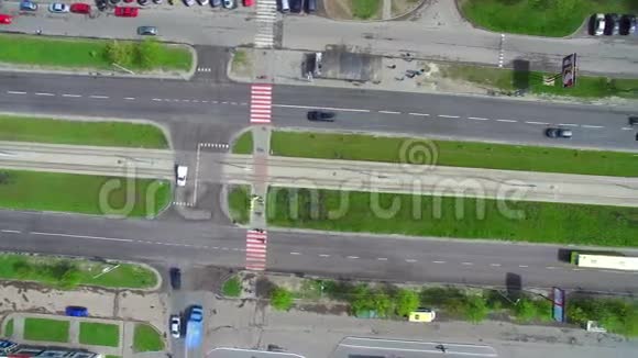 城市的顶景汽车交通空中飞行视频的预览图