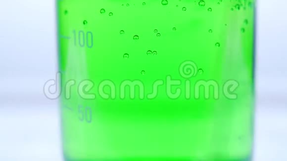 玻璃容器中的绿色液体液体的质地视频的预览图