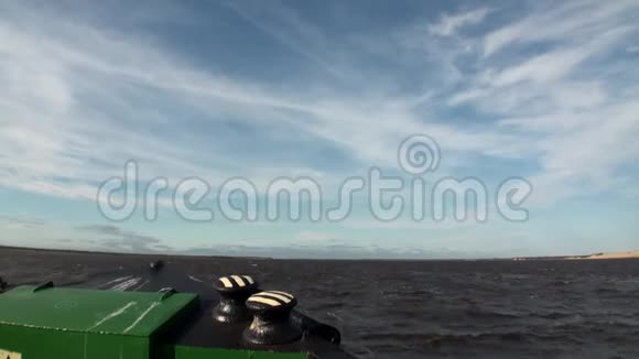 波浪和水面景观从北冰洋的船在新地球瓦伊加奇视频的预览图