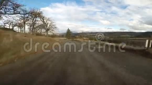 周日驱车前往俄勒冈州农场山碎石路位于哥伦比亚峡谷之上视频的预览图