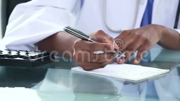 黑人医生在写纸条视频的预览图