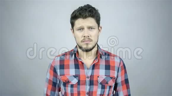 年轻的微笑男子穿着灰色的红色格子衬衫视频的预览图