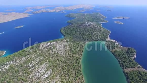 在克罗地亚海岸线上著名的咸湖上空飞行视频的预览图