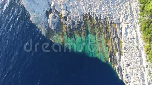 从危险的达尔马提亚悬崖上方俯瞰沉浸在清澈的大海中视频的预览图