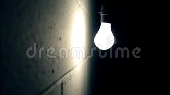 明亮的灯光挂在墙前视频的预览图