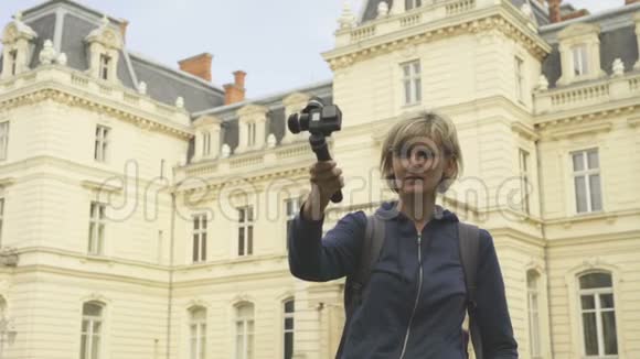 女游客拍摄小型私人相机视频的预览图