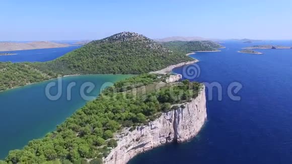 带岛屿的深蓝色亚得里亚海的空中拍摄视频的预览图