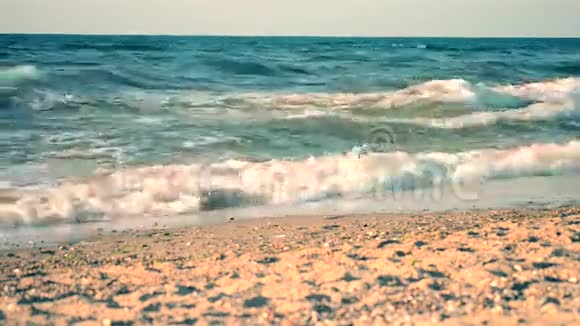 海浪沙滩地平线和声音视频的预览图
