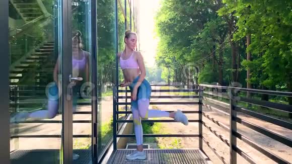 健身妇女在绿色公园做运动视频的预览图