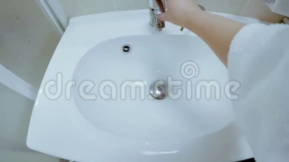 女孩打开水龙头用肥皂洗手视频的预览图