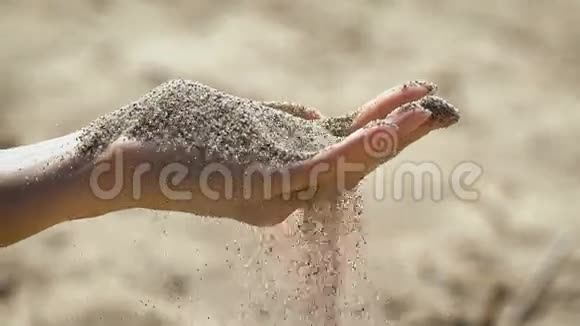 手的宏观快照用沙子喷到手指上视频的预览图
