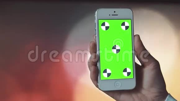 带有绿色屏幕的智能手机在bokeh背景前视频的预览图