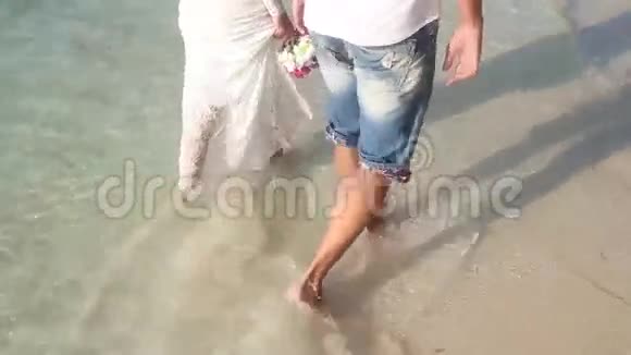 新娘新郎光着脚在浅水中踏浪视频的预览图