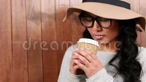 亚洲嬉皮士喝咖啡去了视频的预览图