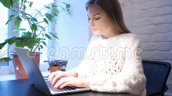 年轻女性在笔记本电脑工作时因丢失而烦恼视频的预览图