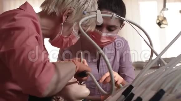 牙医检查和治疗牙齿视频的预览图